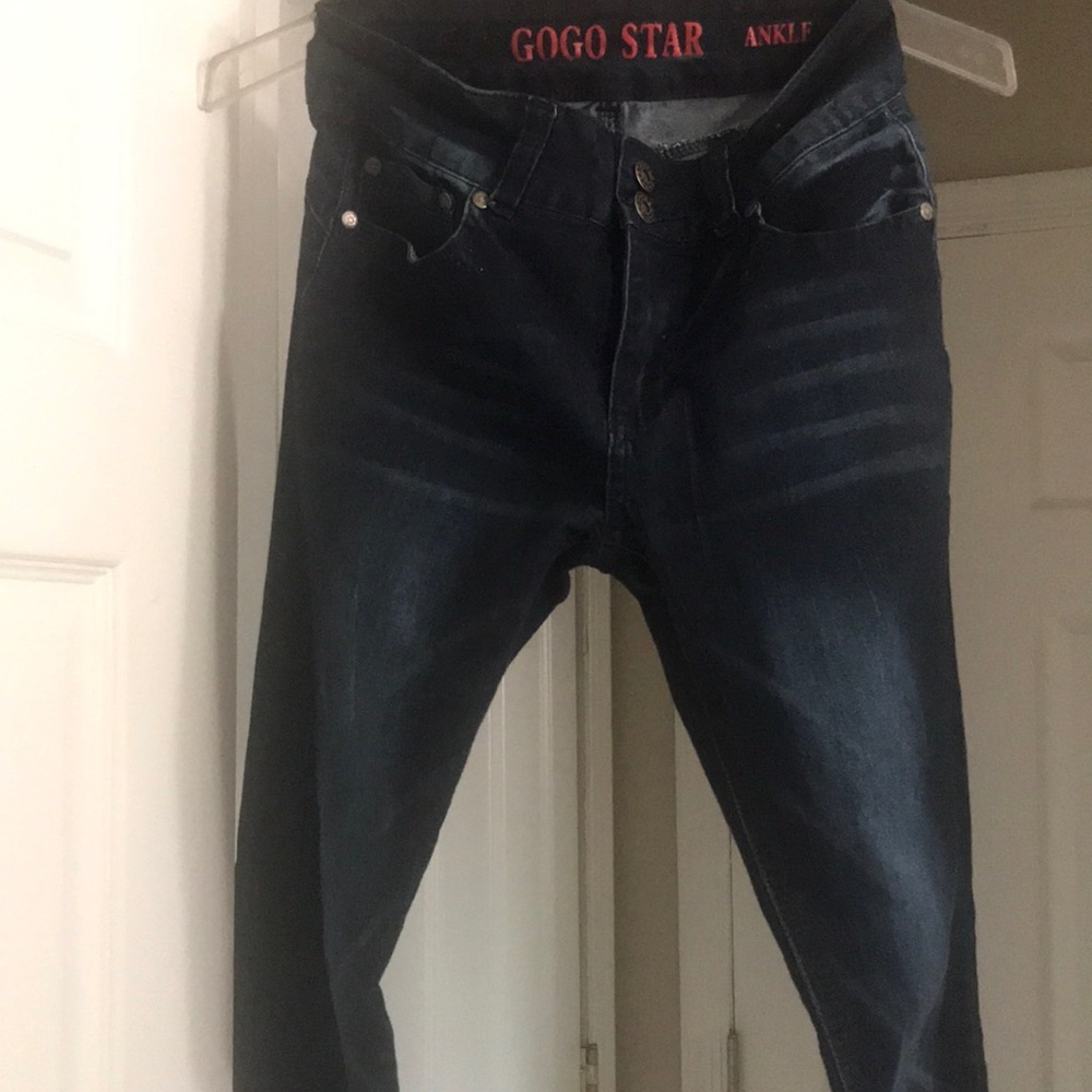 Dark wash Ankle Jeans.